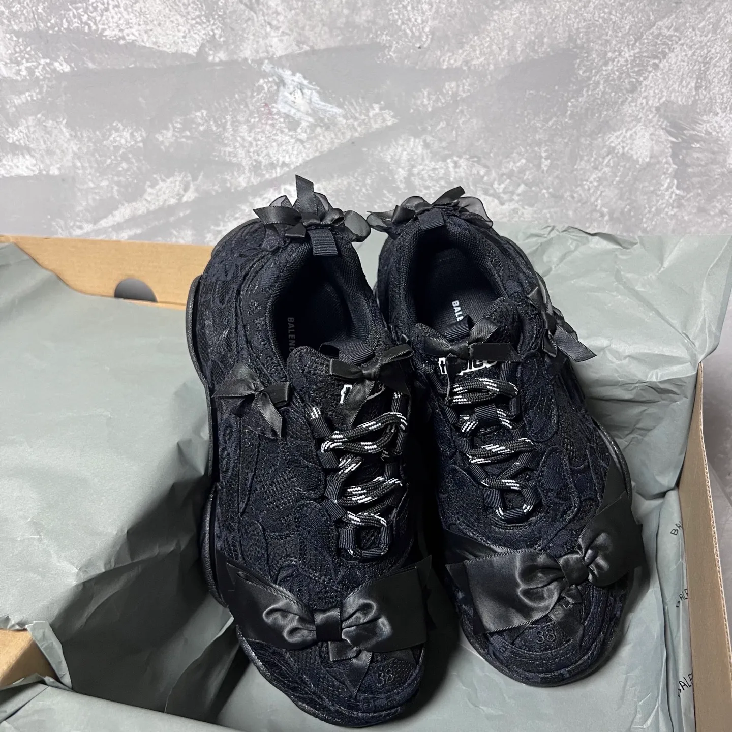👟👟Ex-factory price 720👟👟 BALENCIAGA, lace bow Paris daddy, lace bow🎀triples are really super cute, white lace➕pink ribbon bow🎀definitely touches the heart of girls, this design actually has a sweet and cool feeling! There’s no girl who doesn’t like lace! Break through the cool dad shoe series and boldly try sweet styles! Code number: 35-39 (40 customized)